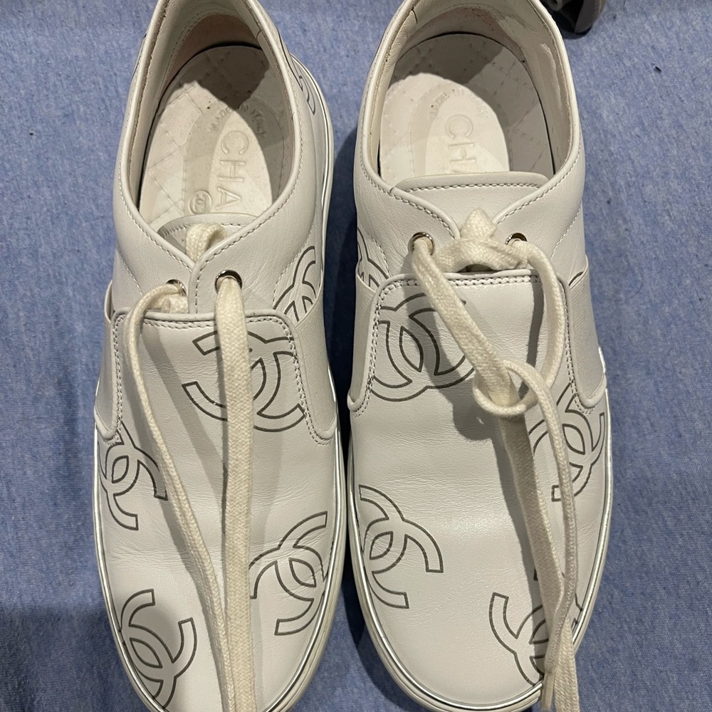 Chanel logo white shoe